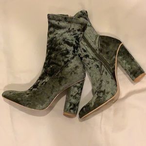 Olive 🫒 velour boots w/gold zipper